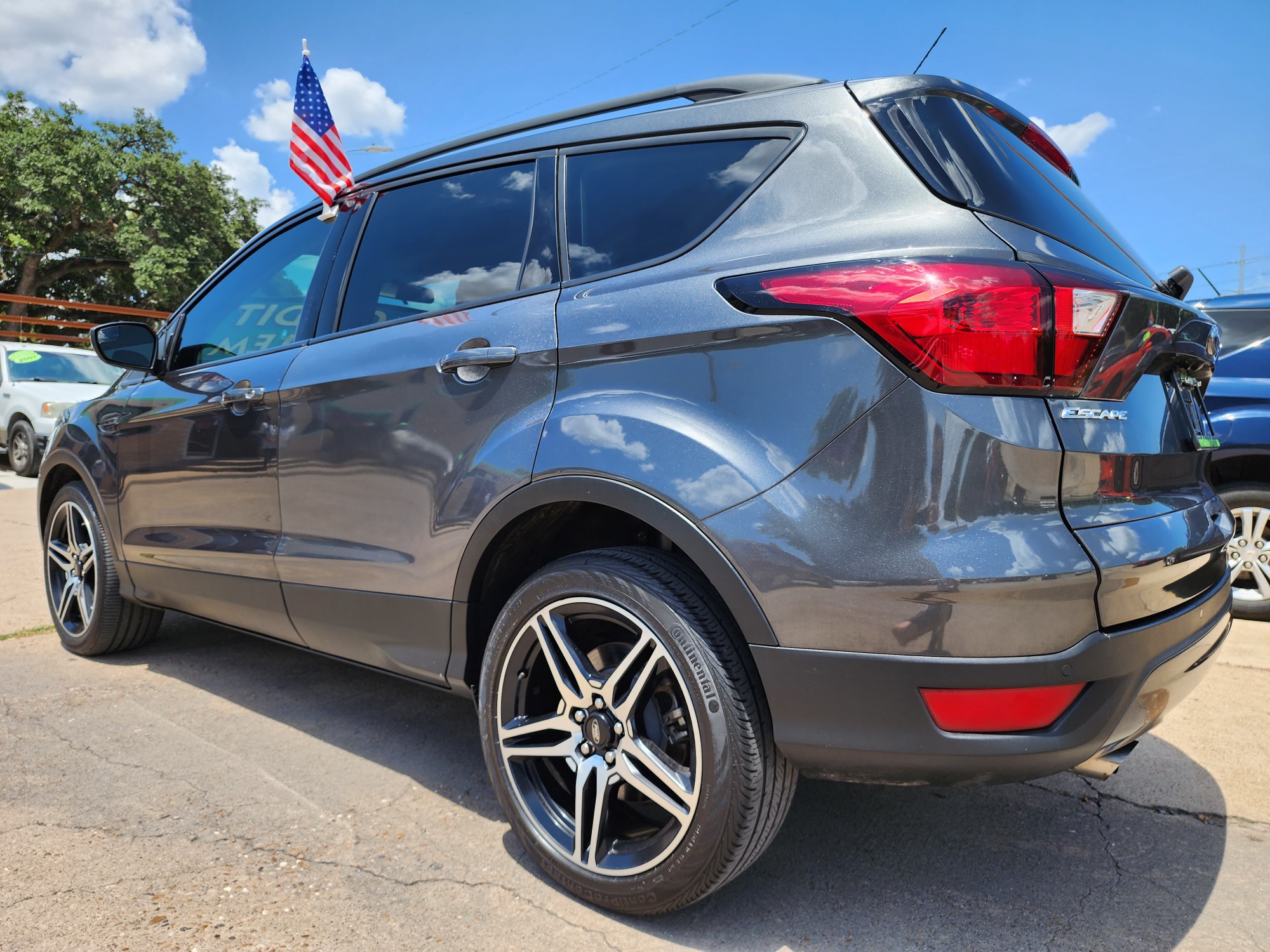 2019 GRAY Ford Escape SEL (1FMCU0HD2KU) , AUTO transmission, located at 2660 S.Garland Avenue, Garland, TX, 75041, (469) 298-3118, 32.885551, -96.655602 - Welcome to DallasAutos4Less, one of the Premier BUY HERE PAY HERE Dealers in the North Dallas Area. We specialize in financing to people with NO CREDIT or BAD CREDIT. We need proof of income, proof of residence, and a ID. Come buy your new car from us today!! This is a Super Clean 2019 FORD ESCAP - Photo #5